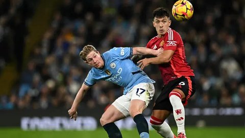 Tertinggal 0-1 dari Manchester City sejak menit ke-36, Manchester United berhasil membalik keadaan dan unggul 2-1 di menit-menit akhir pertandingan. (Paul ELLIS/AFP)
