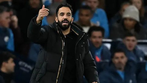 Ruben Amorim menjadi pelatih The Red Devils kedua yang memenangkan derby Manchester di Liga Inggris dalam jabatan pertamanya. Catatan pertama dipegang mantan manajer legendaris klub Sir Alex Ferguson. (Paul ELLIS/AFP)