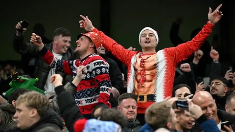 Saat ini, Manchester United masih terpuruk di urutan ke 13 dengan raihan 22 angka dari 16 laga. Sedangkan, Manchester City tertahan di posisi 5 dengan torehan 27 poin. (Paul ELLIS/AFP)