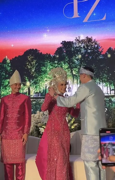 Selvi Ananda dan Nagita Slavina jadi salah dua tamu undangan yang menghadiri resepsi pernikahan Putri Zulhas dan Zumi Zola. (dok. Instagram @putri_zulhas)