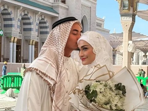 Selvi Ananda dan Nagita Slavina jadi salah dua tamu undangan yang menghadiri resepsi pernikahan Putri Zulhas dan Zumi Zola. (dok. Instagram @putri_zulhas)