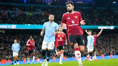 Gelandang Manchester City asal Portugal #20, Bernardo Silva, bereaksi saat gelandang Manchester United asal Pantai Gading #16, Amad Diallo, merayakan gol kedua tim selama pertandingan Liga