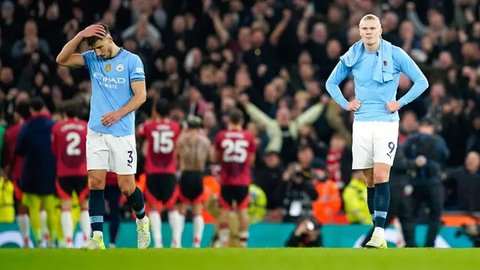 Gelandang Manchester City asal Portugal #20, Bernardo Silva, bereaksi saat gelandang Manchester United asal Pantai Gading #16, Amad Diallo, merayakan gol kedua tim selama pertandingan Liga
