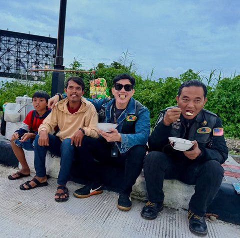Keseruan Vino G. Bastian Makan Cuanki, Inspirasi Kesederhanaan di Tengah Gemerlap