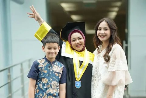 Potret Wisuda S1 Mbak Lala Pengasuh Rafathar (Sumber: Instagram/raffinagita1717)