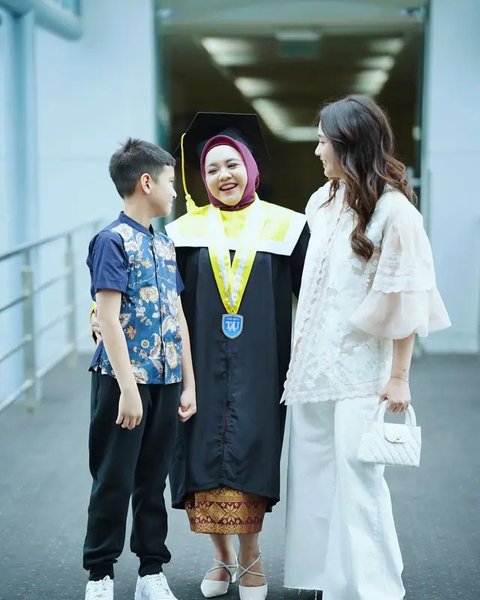 Potret Wisuda S1 Mbak Lala Pengasuh Rafathar (Sumber: Instagram/raffinagita1717)