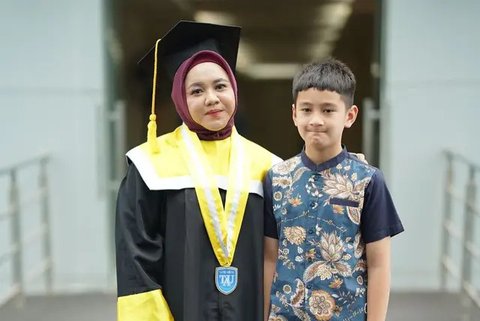 Potret Wisuda S1 Mbak Lala Pengasuh Rafathar (Sumber: Instagram/raffinagita1717)