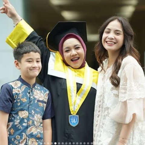 Cantiknya Nagita Slavina Hadiri Wisuda Lala Pengasuh Rafathar, Outfit Simple nan Anggun & Tenteng Tas Mungil