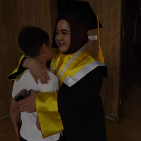 Disinggung Rafathar Soal Make Up Saat Wisuda, Lala 'Masa Mbak Lala Jelek? Gimana Sih, Repot Loh!'