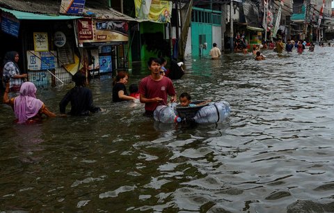 Sejumlah warga beraktivitas saat banjir rob melanda kawasan Muara Angke, Jakarta, Senin (16/12/2024).