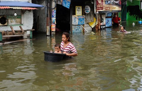 Sejumlah warga beraktivitas saat banjir rob melanda kawasan Muara Angke, Jakarta, Senin (16/12/2024).
