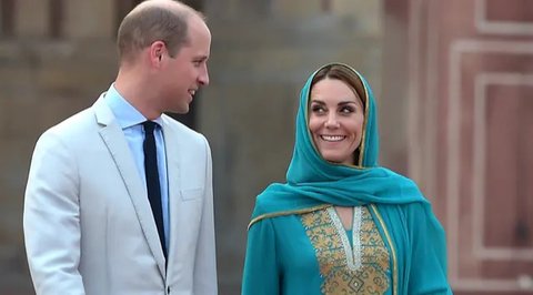 Ratu Elizabeth II setibanya di pusat perbelanjaan Lexicon saat berkunjung ke Bracknell, London, Jumat (19/10). Ratu Elizabeth menghabiskan sebagian waktu siangnya untuk mengunjungi department