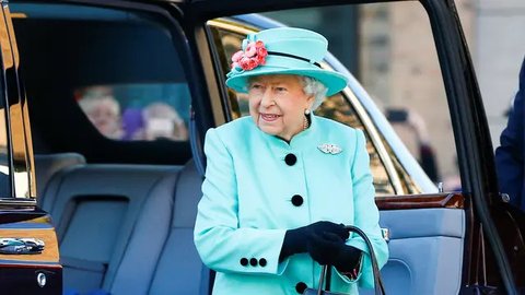 Ratu Elizabeth II setibanya di pusat perbelanjaan Lexicon saat berkunjung ke Bracknell, London, Jumat (19/10). Ratu Elizabeth menghabiskan sebagian waktu siangnya untuk mengunjungi department