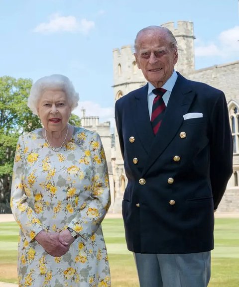 Ratu Elizabeth II mengepit erat tas tangan hitamnya saat menerima kunjungan PM Inggris Boris Johnson di kediamannya. (dok. Instagram @theroyalfamily/https://www.instagram.com/p/B0TasptnU30/Di