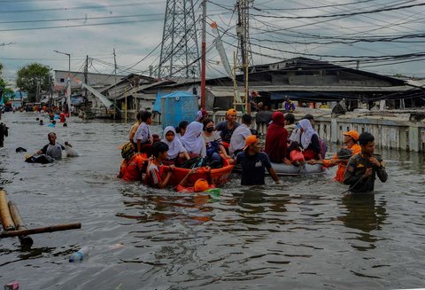 FOTO: Nestapa Warga Muara Angke Sudah Empat Hari Dikepung Banjir Rob, Kini Tingginya Capai 1,3 Meter