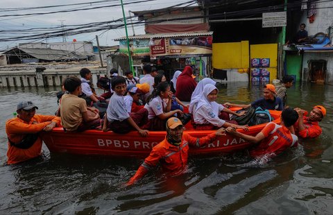 FOTO: Nestapa Warga Muara Angke Sudah Empat Hari Dikepung Banjir Rob, Kini Tingginya Capai 1,3 Meter