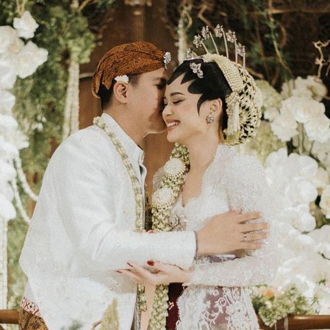 Melihat penampilan serasi Nino RAN yang tiba-tiba menikah dalam balutan busana pengantin adat Jawa (@thebridestory)