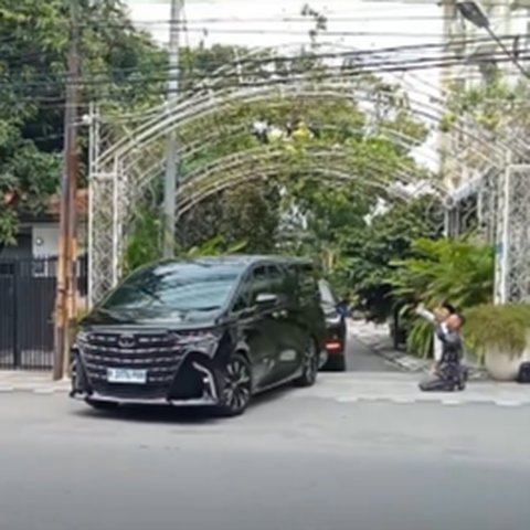 Detik-Detik Dua Pria Berlutut Saat Jokowi Lewat