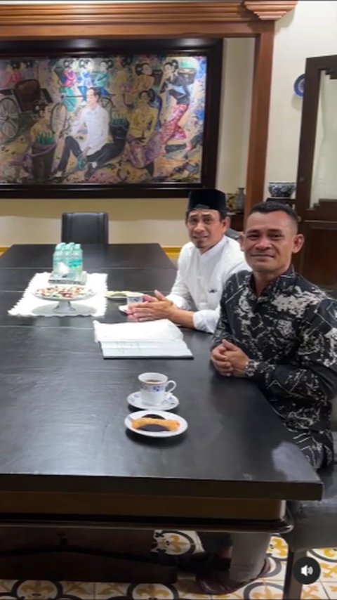 Detik-Detik Dua Pria Berlutut Saat Jokowi Lewat