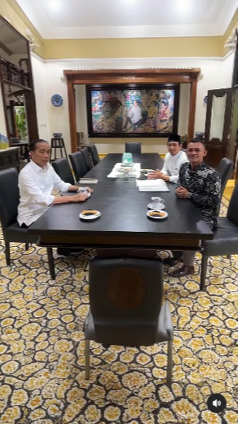 Detik-Detik Dua Pria Berlutut Saat Jokowi Lewat