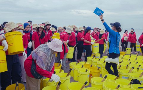 FOTO: Aksi Relawan Bersih-Bersih Pantai Tanjung Pasir, Kumpulkan Sampah Ratusan Kilogram