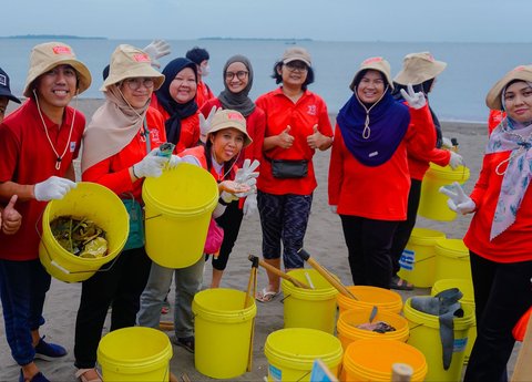 FOTO: Aksi Relawan Bersih-Bersih Pantai Tanjung Pasir, Kumpulkan Sampah Ratusan Kilogram