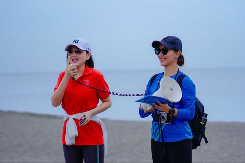 FOTO: Aksi Relawan Bersih-Bersih Pantai Tanjung Pasir, Kumpulkan Sampah Ratusan Kilogram