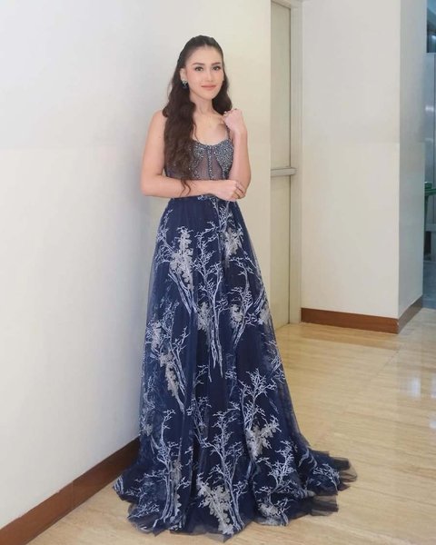 "Nggak ada usahanya sih ya tuh anak gue lihat-lihat dari sekarang. Kalau buka pintu 'Mami... papi dateng' puih," ucap Ayu terbahak.