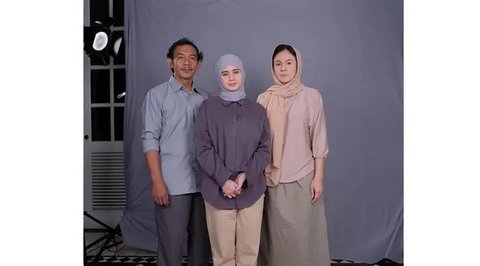 6 Potret Cantik Anggun Wulan Guritno dan Tissa Biani Berhijab saat Syuting Film 'Norma: Antara Mertua dan Menantu'