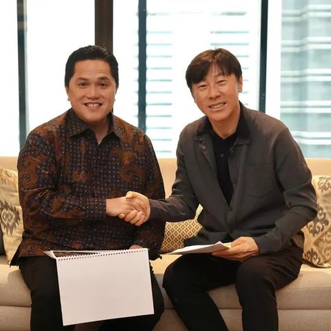 Ketua PSSI, Erick Thohir, bersalaman dengan pelatih Timnas Indonesia, Shin Tae-yong. (Bola.com/Dok.Instagram PSSI).