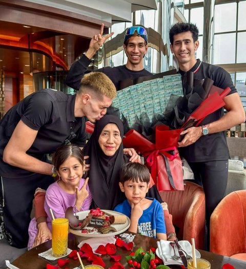 Perayaan Ulang Tahun Mama Aisar Khaled, Kejutan Sederhana dengan Pesan yang Menggetarkan Hati