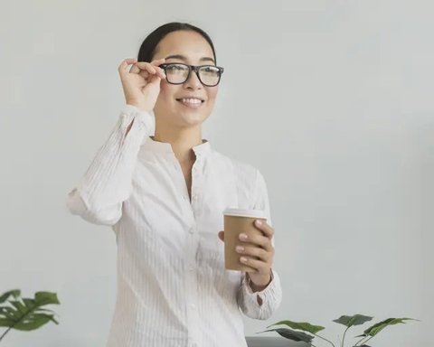 wanita kacamata/copyright pexels/ GlassesShop GS