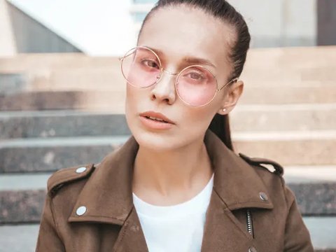 wanita kacamata/copyright pexels/ GlassesShop GS