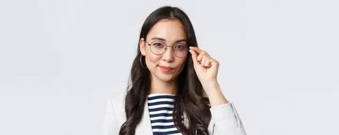 wanita kacamata/copyright pexels/ GlassesShop GS