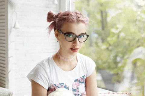 wanita kacamata/copyright pexels/ GlassesShop GS