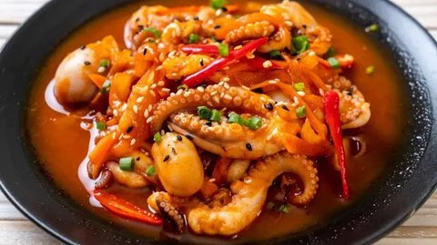 Sepiring cumi saus asam petai. (Liputan6.com/IG/resepmasakenakk)
