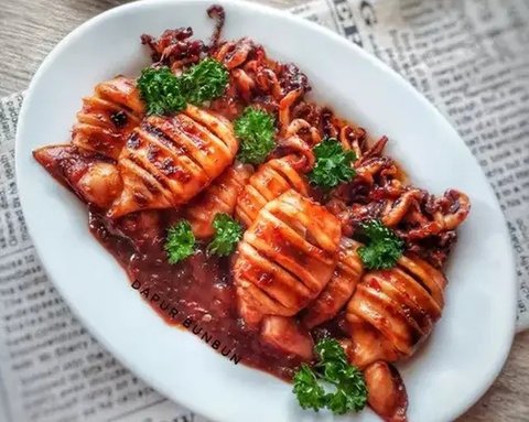 Sepiring cumi saus asam petai. (Liputan6.com/IG/resepmasakenakk)