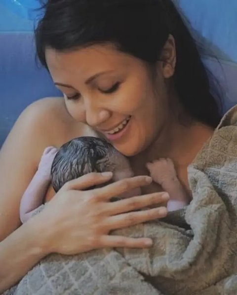 Artis Ini Melahirkan dengan Metode Water Birth. (Sumber: Instagram/nikitawillyofficial94/mrssharena)
