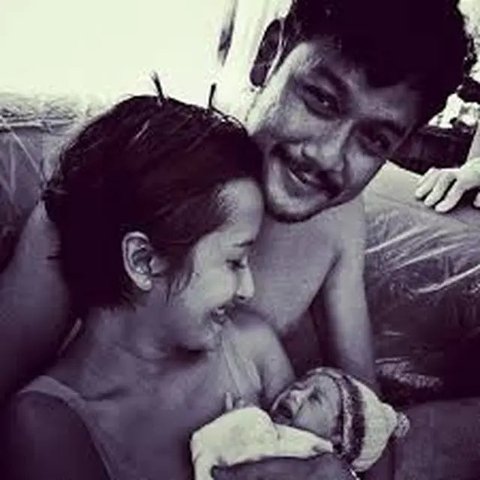 Artis Ini Melahirkan dengan Metode Water Birth. (Sumber: Instagram/nikitawillyofficial94/mrssharena)