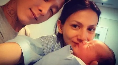 Artis Ini Melahirkan dengan Metode Water Birth. (Sumber: Instagram/nikitawillyofficial94/mrssharena)