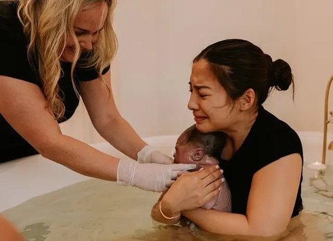 Artis Ini Melahirkan dengan Metode Water Birth. (Sumber: Instagram/nikitawillyofficial94/mrssharena)
