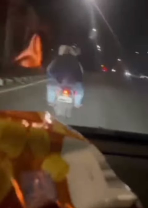 Pemobil di Semarang Tabrak Pemotor Hingga Jatuh Tersungkur tapi Justru Ramai Dipuji,