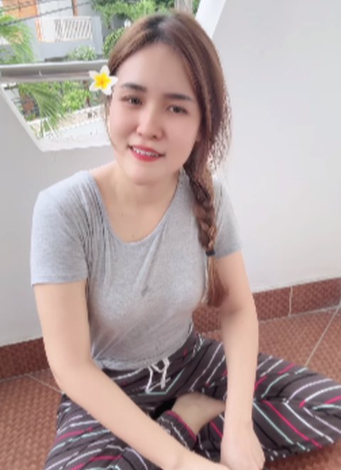 Jessica Wongso Duduk Lesehan Sambil Ngulek Sambal