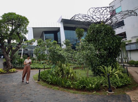 Penumpang pesawat  berjalan pada taman  yang rimbun dengan suasana tanaman tropis di Terminal 3 Bandara Internasional Soekarno Hatta, Tangerang, Banten, Selasa (17/12/2024).