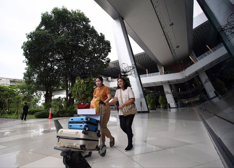Calon penumpang pesawat  berjalan melewati selasar dengan suasana tanaman tropis di Terminal 3 Bandara Internasional Soekarno Hatta, Tangerang, Banten, Selasa (17/12/2024).