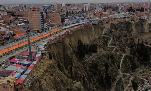 FOTO: Berada di Tepi Jurang, Begini Ngerinya 'Rumah Bunuh Diri' Dihuni Para Dukun Bolivia