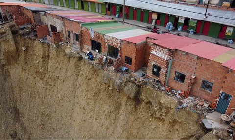 FOTO: Berada di Tepi Jurang, Begini Ngerinya 'Rumah Bunuh Diri' Dihuni Para Dukun Bolivia