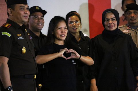 Terpidana mati kasus penyelundupan narkotika, Mary Jane Veloso saat  keluar dari Lembaga Pemasyarakatan Perempuan Kelas II A, Pondok Bambu, Jakarta Timur, Selasa (17/12/2024).