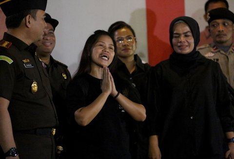 Terpidana mati kasus penyelundupan narkotika, Mary Jane Veloso saat  keluar dari Lembaga Pemasyarakatan Perempuan Kelas II A, Pondok Bambu, Jakarta Timur, Selasa (17/12/2024).