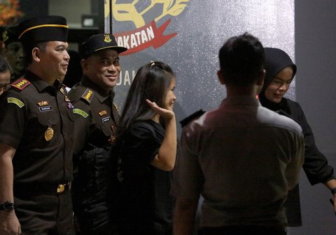 Terpidana mati kasus penyelundupan narkotika, Mary Jane Veloso saat  keluar dari Lembaga Pemasyarakatan Perempuan Kelas II A, Pondok Bambu, Jakarta Timur, Selasa (17/12/2024).